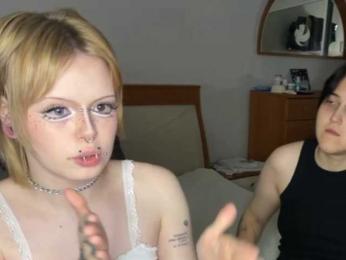 AliceAndMia webcam model stream image