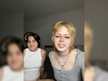 AliceAndMia webcam model stream image