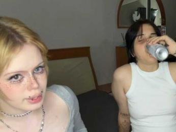 AliceAndMia webcam model stream image