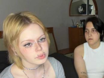 AliceAndMia webcam model stream image