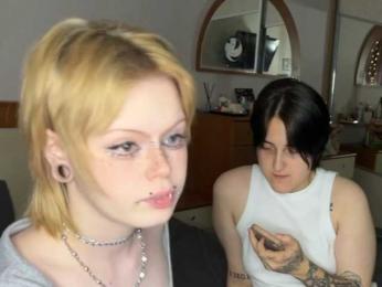 AliceAndMia webcam model stream image
