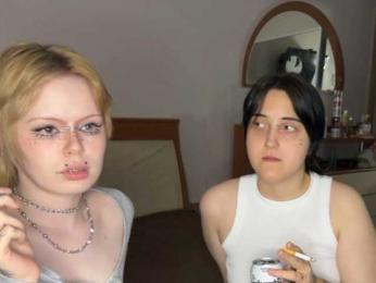 AliceAndMia webcam model stream image