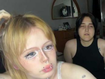 AliceAndMia webcam model stream image