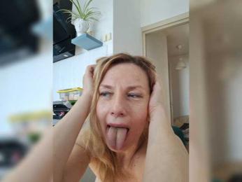 ShiningMILF webcam bongacams model stream image