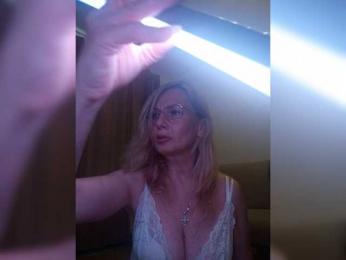 ShiningMILF webcam model stream image