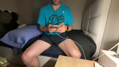 WhiteAndHairy webcam model stream image