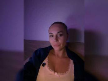 QWEENII webcam bongacams model stream image