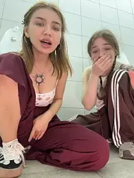 FlashTitsRoyal webcam model stream image