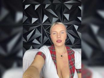 LYALYAtop webcam model stream image