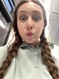 FroggyAnna webcam model stream image