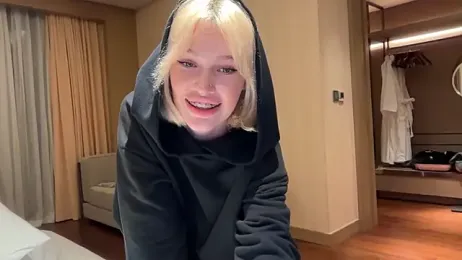 Golden_Aline webcam stripchat model stream image