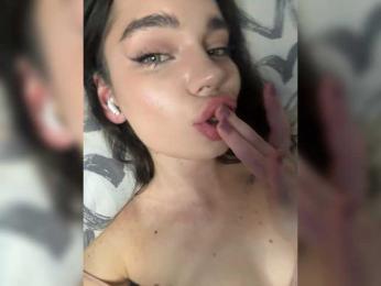 Emilyy19 webcam model stream image