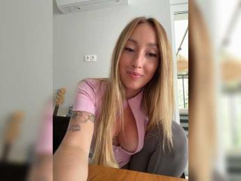 Chloee webcam bongacams model stream image