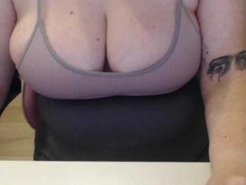 peachyshow webcam bongacams model stream image