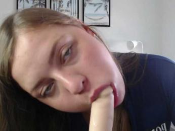 Krispyshot webcam bongacams model stream image
