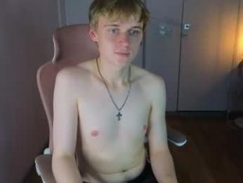 avenrey webcam model stream image