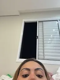 LariiHotWife webcam model stream image