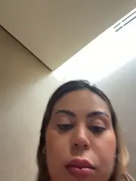 LariiHotWife webcam model stream image
