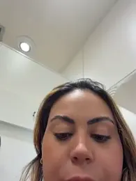 LariiHotWife webcam preview