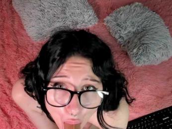 GlitchDoll webcam bongacams model stream image