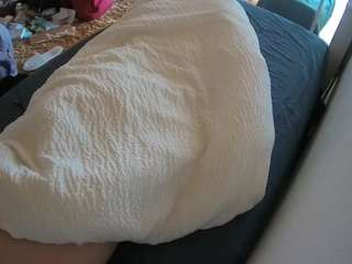 voyeurcam-julmodels-whitebed-4 webcam model stream image