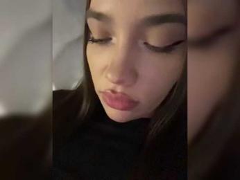 Glossmixdoll webcam model stream image