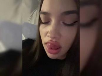 Glossmixdoll webcam model stream image