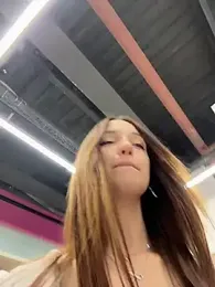 DollyTall webcam model stream image