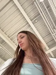 DollyTall webcam model stream image