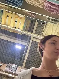 DollyTall webcam model stream image