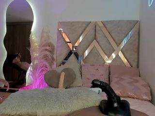 dana-curly webcam model stream image