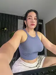 Abril10_ webcam model stream image