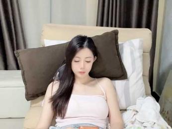 Warm-nuan webcam model stream image
