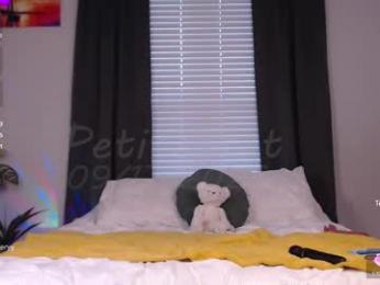 petitebrat chaturbate stream image, 17.09.2025 22:00